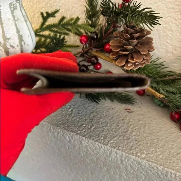 - Louis Vuitton monogram, eye glass case like new - Picture 8 of 14